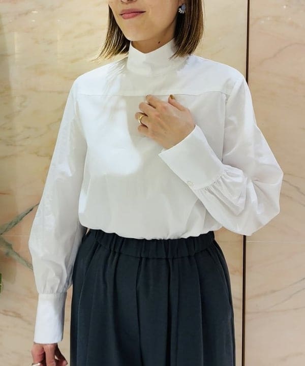 岩沢 珠代さんの「BEAMS WOMEN｜AK+1 / シャンブレー ハイネック ブラウス」を使ったコーディネート