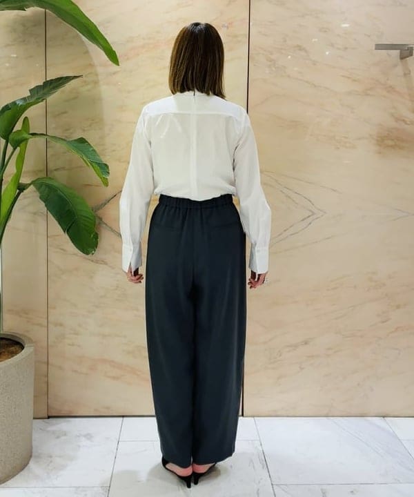 岩沢 珠代さんの「BEAMS WOMEN｜AK+1 / シャンブレー ハイネック ブラウス」を使ったコーディネート