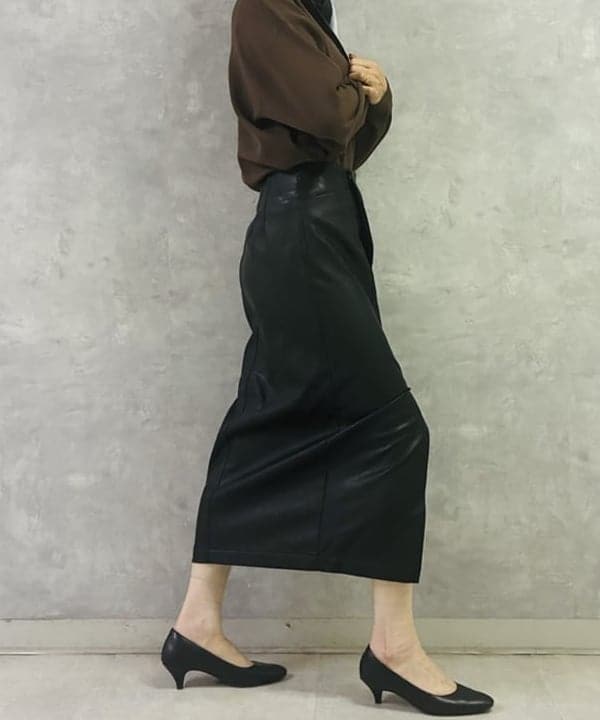 岩沢 珠代さんの「BEAMS WOMEN｜【CLASSY.10月号掲載】AK+1 / フェイクレザー スカート」を使ったコーディネート