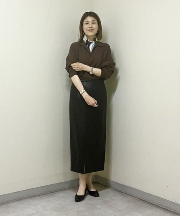 岩沢 珠代さんの「BEAMS WOMEN｜【CLASSY.10月号掲載】AK+1 / フェイクレザー スカート」を使ったコーディネート