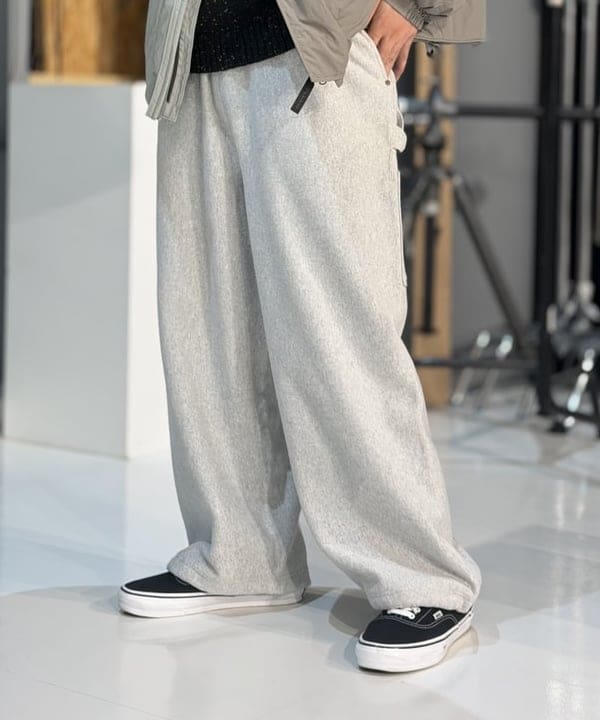 BAKU(東江 漠)さんの「【別注】Champion / リバースウィーブ（R）ワイド ペインターパンツ」を使ったコーディネート