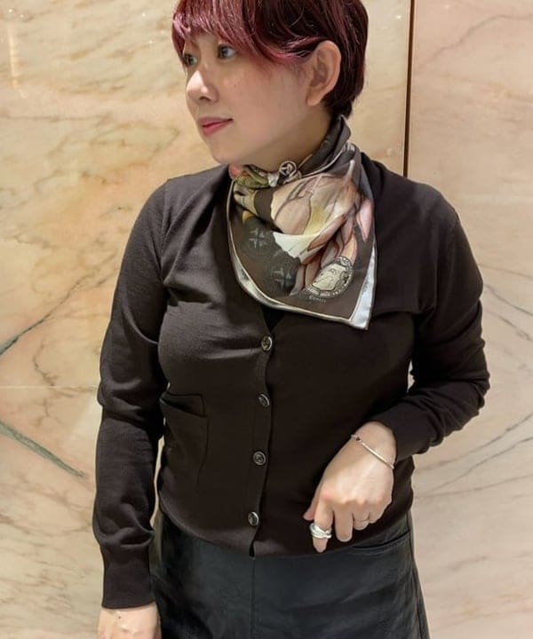 塚越 有紀さんの「BEAMS WOMEN｜AK+1 / 16ゲージ Vネック カーディガン」を使ったコーディネート