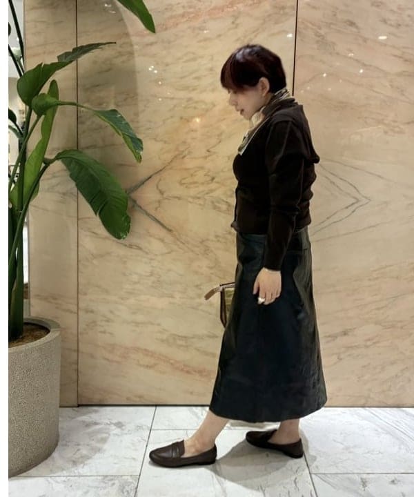 塚越 有紀さんの「BEAMS WOMEN｜AK+1 / 16ゲージ Vネック カーディガン」を使ったコーディネート