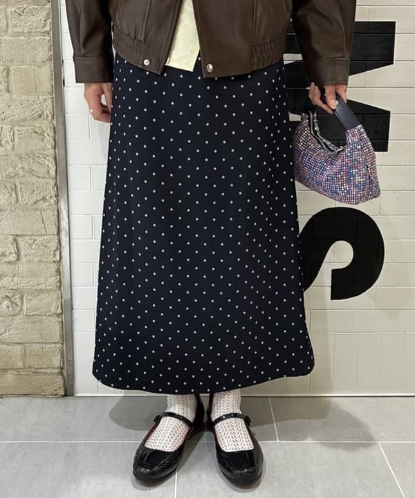 マツミヤさんの「BEAMS WOMEN｜サテン ドット ナロー スカート」を使ったコーディネート