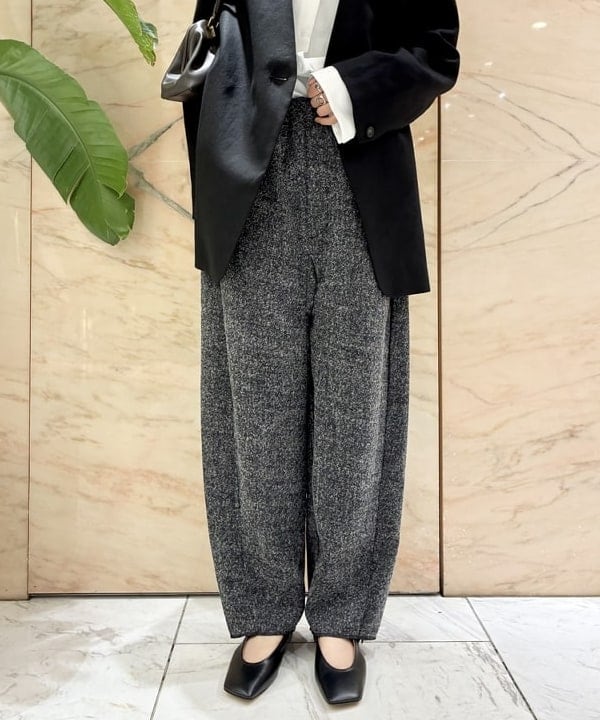 中丸　栞さんの「BEAMS WOMEN｜SEEALL / ウール メルトン ツイスト パンツ」を使ったコーディネート
