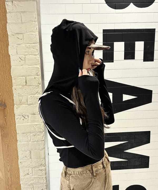 江口 息吹さんの「BEAMS WOMEN｜リブ ヘンリーネック フーディー」を使ったコーディネート