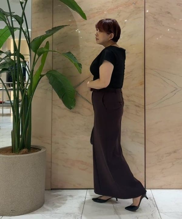 塚越 有紀さんの「BEAMS WOMEN｜アシンメトリー ドレープ プルオーバー」を使ったコーディネート