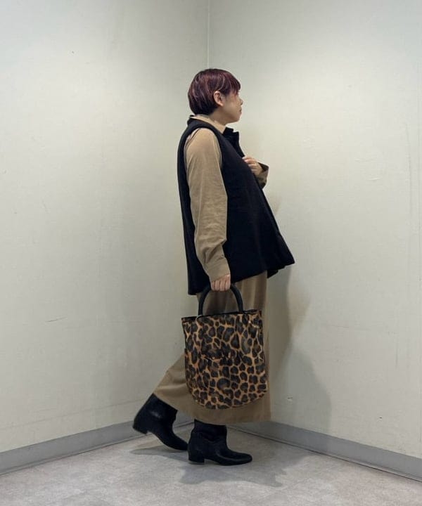 塚越 有紀さんの「BEAMS WOMEN｜【別注】NOMADIS / SAC2 WIDE レオパード ロゴ トートバッグ」を使ったコーディネート