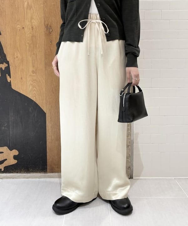 Joさんの「BEAMS WOMEN｜アセテート バックサテン パンツ」を使ったコーディネート