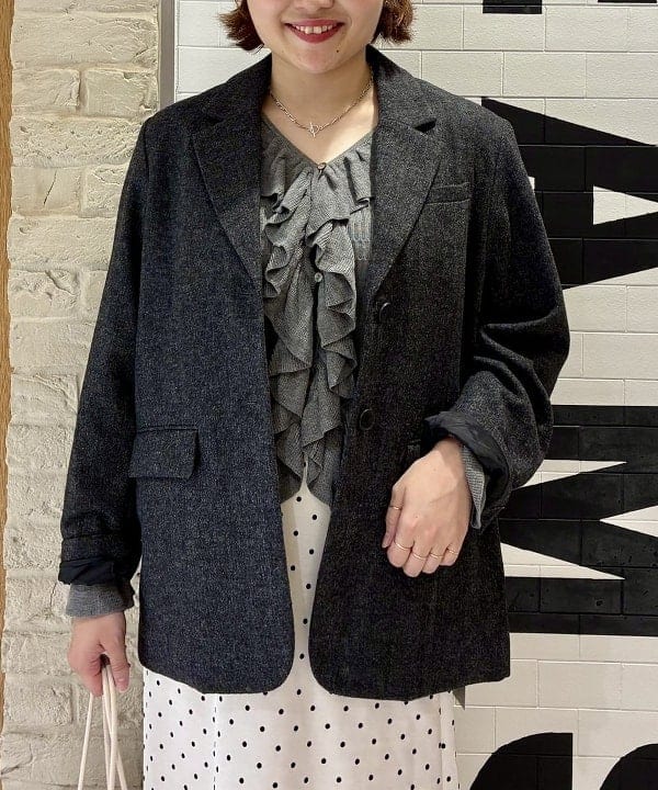 葛岡 七海さんの「BEAMS WOMEN｜リブ ラッフル Vネック カーディガン」を使ったコーディネート