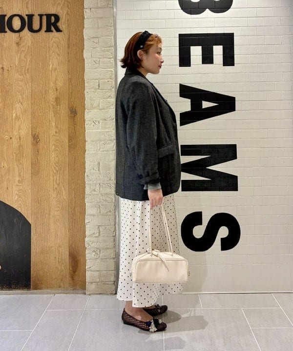 葛岡 七海さんの「BEAMS WOMEN｜リブ ラッフル Vネック カーディガン」を使ったコーディネート