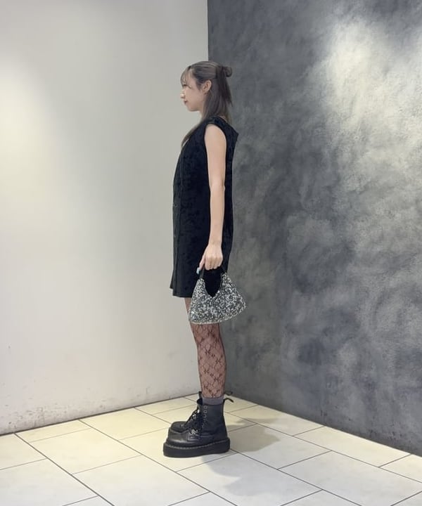 湯谷 あすかさんの「BEAMS WOMEN｜クラシック ベロア ミニ ワンピース」を使ったコーディネート