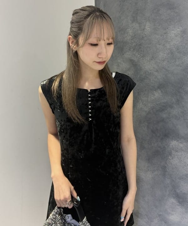 湯谷 あすかさんの「BEAMS WOMEN｜クラシック ベロア ミニ ワンピース」を使ったコーディネート