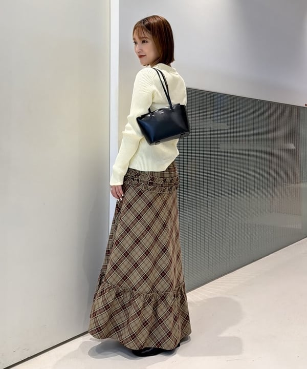 松本 佳菜子さんの「BEAMS WOMEN｜チェック ティアード フリル スカート」を使ったコーディネート