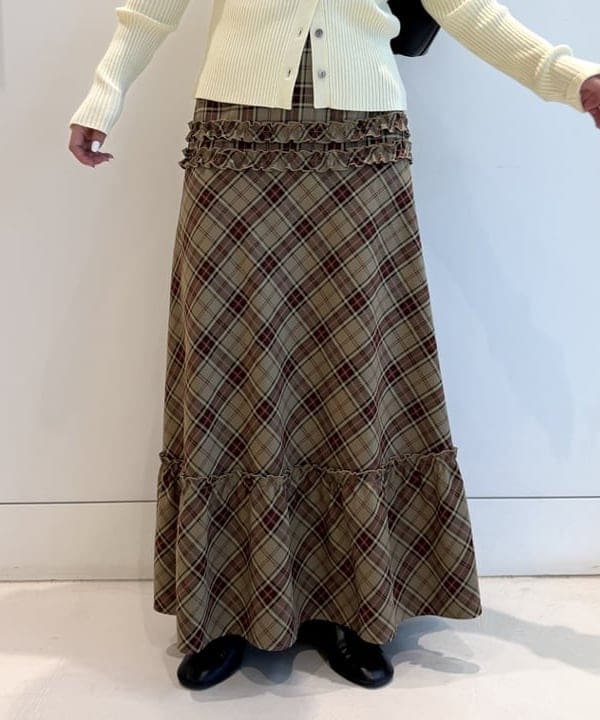 松本 佳菜子さんの「BEAMS WOMEN｜チェック ティアード フリル スカート」を使ったコーディネート