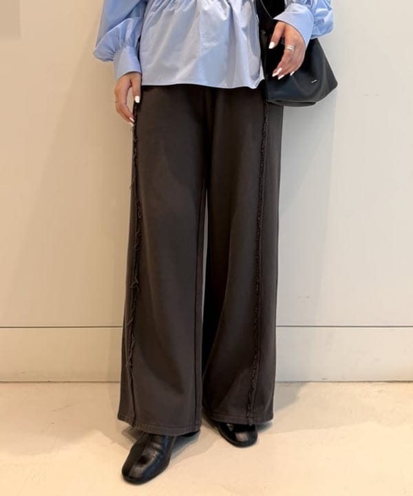 松本 佳菜子さんの「BEAMS WOMEN｜カット オフライン スウェット パンツ」を使ったコーディネート