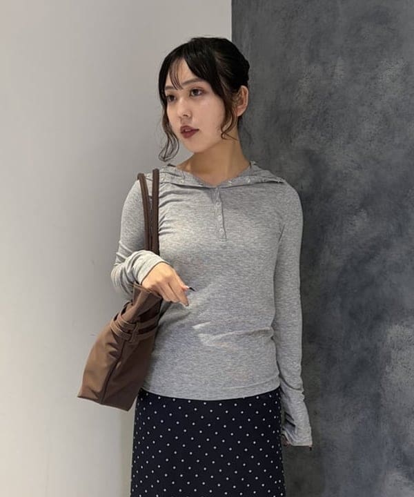 星野 真依さんの「BEAMS WOMEN｜リブ ヘンリーネック フーディー」を使ったコーディネート