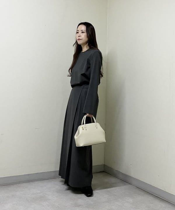 関 桂子さんの「BEAMS WOMEN｜シンプリシティ ブラウス .M」を使ったコーディネート