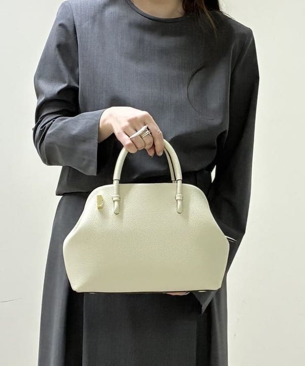 関 桂子さんの「BEAMS WOMEN｜シンプリシティ ブラウス .M」を使ったコーディネート