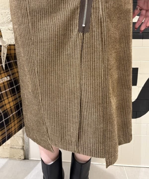 大石彩可さんの「BEAMS WOMEN｜コーデュロイ アシンメトリー ジップ スカート」を使ったコーディネート