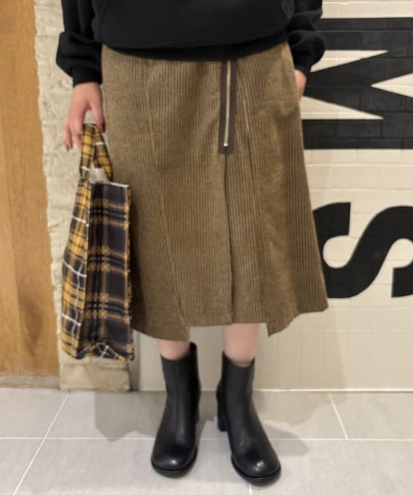 大石彩可さんの「BEAMS WOMEN｜コーデュロイ アシンメトリー ジップ スカート」を使ったコーディネート