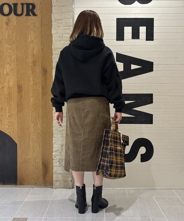 大石彩可さんの「BEAMS WOMEN｜コーデュロイ アシンメトリー ジップ スカート」を使ったコーディネート