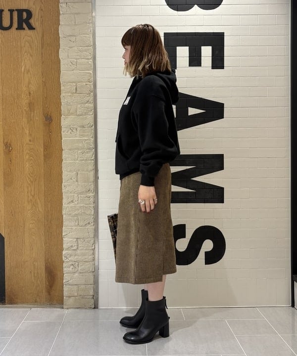 大石彩可さんの「BEAMS WOMEN｜コーデュロイ アシンメトリー ジップ スカート」を使ったコーディネート