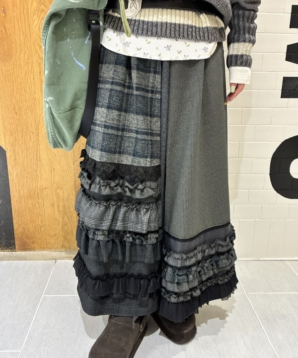 ando naoさんの「BEAMS WOMEN｜【別注】TORI-TO &times; BEAMS BOY / チェック フリル ロング スカート」を使ったコーディネート