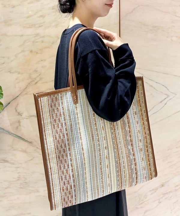 中丸　栞さんの「BEAMS WOMEN｜コットンウール Vネック ニット」を使ったコーディネート