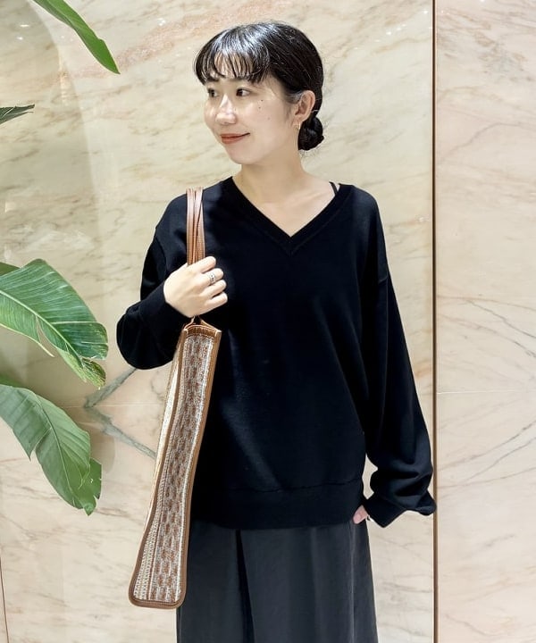 中丸　栞さんの「BEAMS WOMEN｜コットンウール Vネック ニット」を使ったコーディネート