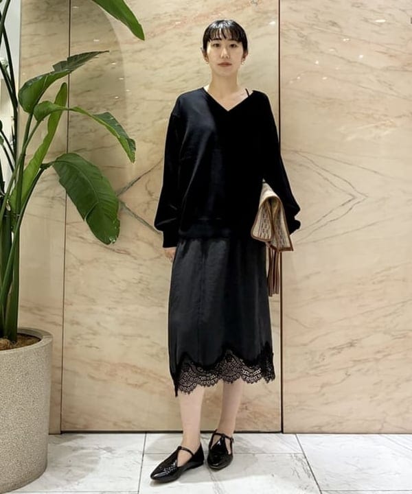 中丸　栞さんの「BEAMS WOMEN｜コットンウール Vネック ニット」を使ったコーディネート