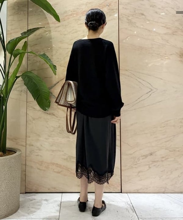 中丸　栞さんの「BEAMS WOMEN｜コットンウール Vネック ニット」を使ったコーディネート