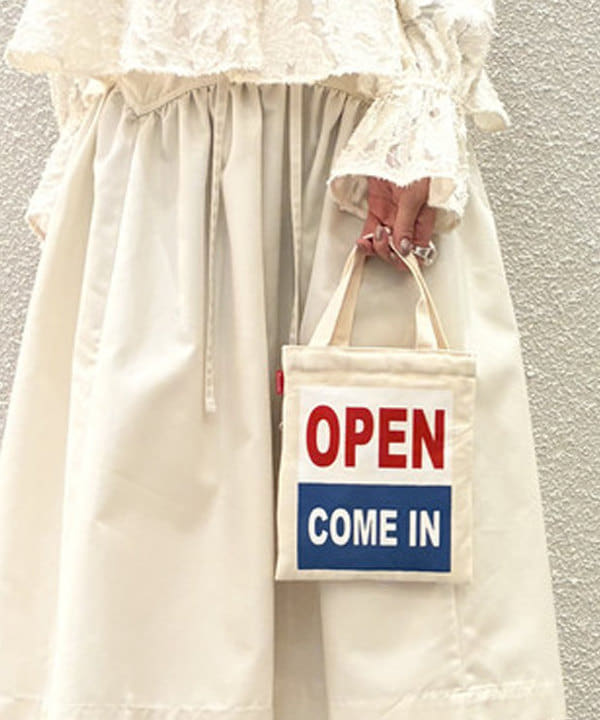 りかちょび/岸本梨佳さんの「ジャカード フリルカラー ペプラム ブラウス」を使ったコーディネート