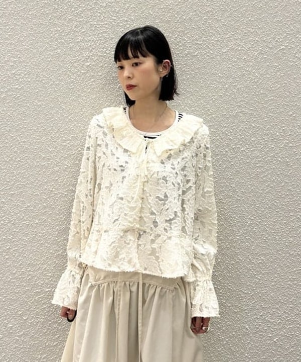 りかちょび/岸本梨佳さんの「ジャカード フリルカラー ペプラム ブラウス」を使ったコーディネート