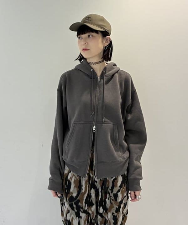 りかちょび/岸本梨佳さんの「BEAMS WOMEN｜【別注】HEAR MY NAME &times; maturely / プリント ジップ フーディー」を使ったコーディネート