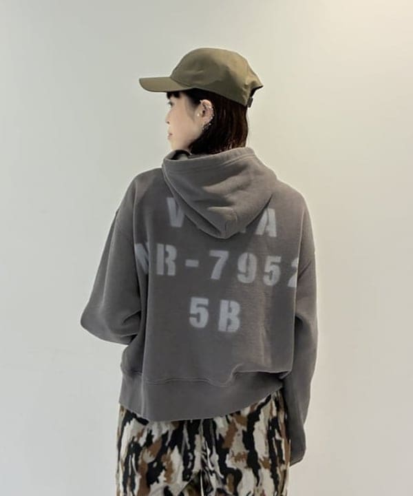 りかちょび/岸本梨佳さんの「BEAMS WOMEN｜【別注】HEAR MY NAME &times; maturely / プリント ジップ フーディー」を使ったコーディネート