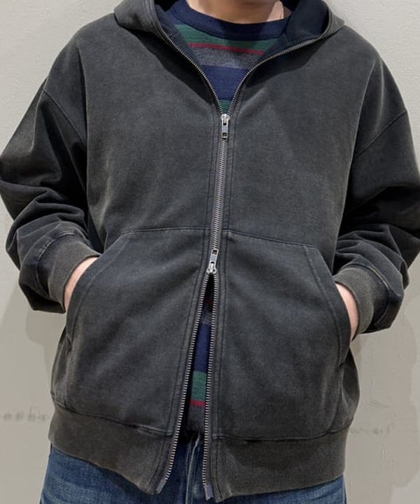 川崎 駿希さんの「BEAMS WOMEN｜フェード フルジップ フーディ」を使ったコーディネート