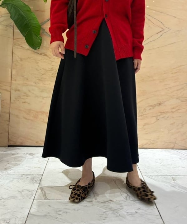 塚越 有紀さんの「BEAMS WOMEN｜【別注】SLOANE &times; Demi-Luxe BEAMS / 5ゲージ ジーロンラム Vネック カーディガン」を使ったコーディネート