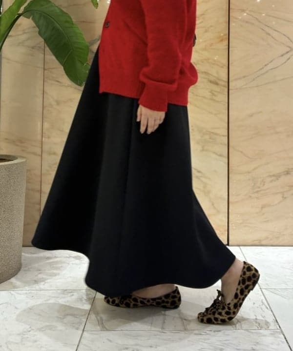 塚越 有紀さんの「BEAMS WOMEN｜【別注】SLOANE &times; Demi-Luxe BEAMS / 5ゲージ ジーロンラム Vネック カーディガン」を使ったコーディネート