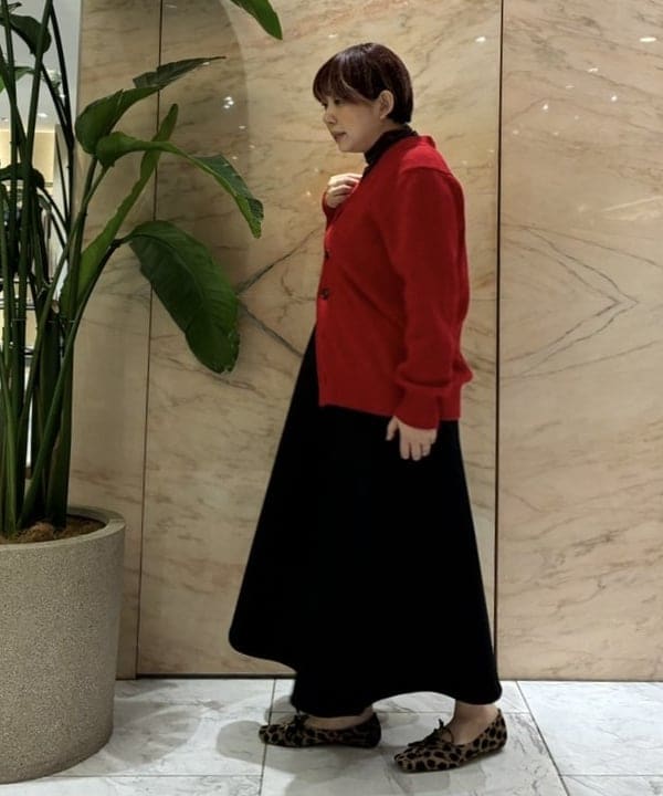 塚越 有紀さんの「BEAMS WOMEN｜【別注】SLOANE &times; Demi-Luxe BEAMS / 5ゲージ ジーロンラム Vネック カーディガン」を使ったコーディネート