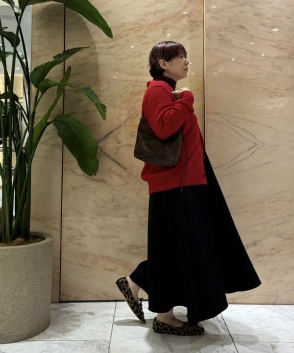 塚越 有紀さんの「BEAMS WOMEN｜【別注】SLOANE &times; Demi-Luxe BEAMS / 5ゲージ ジーロンラム Vネック カーディガン」を使ったコーディネート