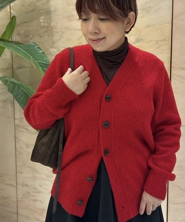 塚越 有紀さんの「BEAMS WOMEN｜【別注】SLOANE &times; Demi-Luxe BEAMS / 5ゲージ ジーロンラム Vネック カーディガン」を使ったコーディネート