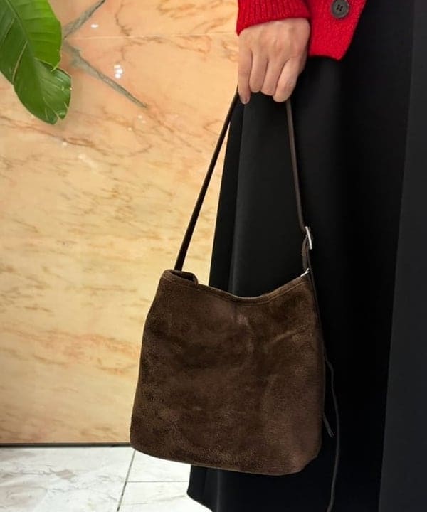 塚越 有紀さんの「BEAMS WOMEN｜【別注】SLOANE &times; Demi-Luxe BEAMS / 5ゲージ ジーロンラム Vネック カーディガン」を使ったコーディネート