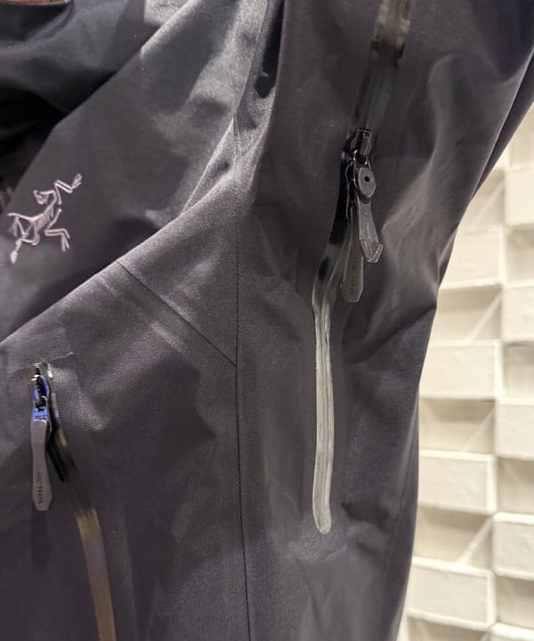 三宅 雄平さんの「BEAMS WOMEN｜ARC&rsquo;TERYX / Beta SL Jacket」を使ったコーディネート