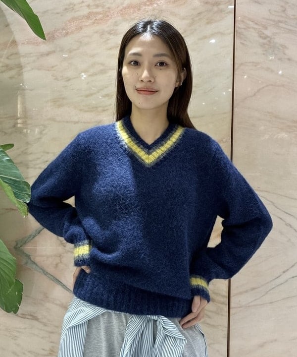 茂野 真楓さんの「BEAMS WOMEN｜SLOANE / 5ゲージ チルデン Vネック ロングスリーブ ニット」を使ったコーディネート