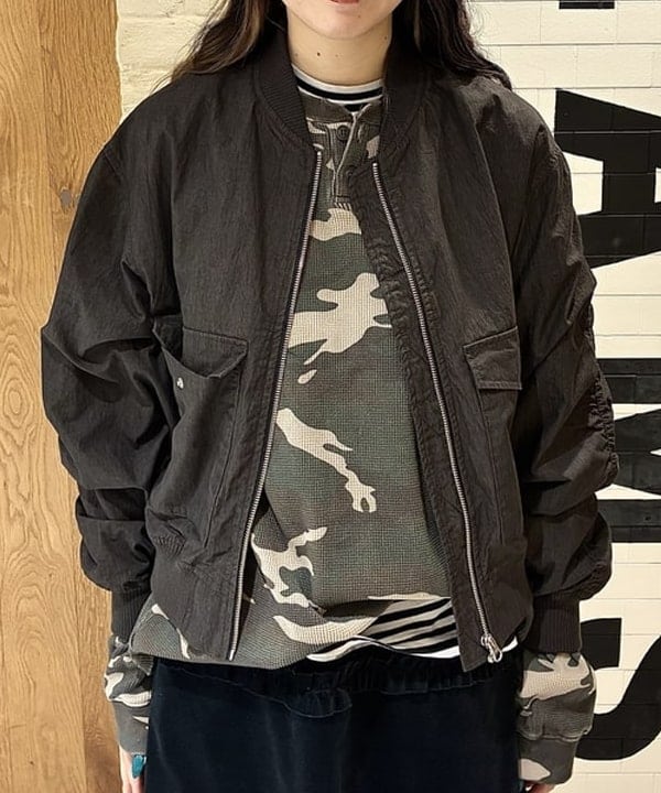 江口 息吹さんの「BEAMS WOMEN｜アーム ギャザー ジップ ブルゾン」を使ったコーディネート