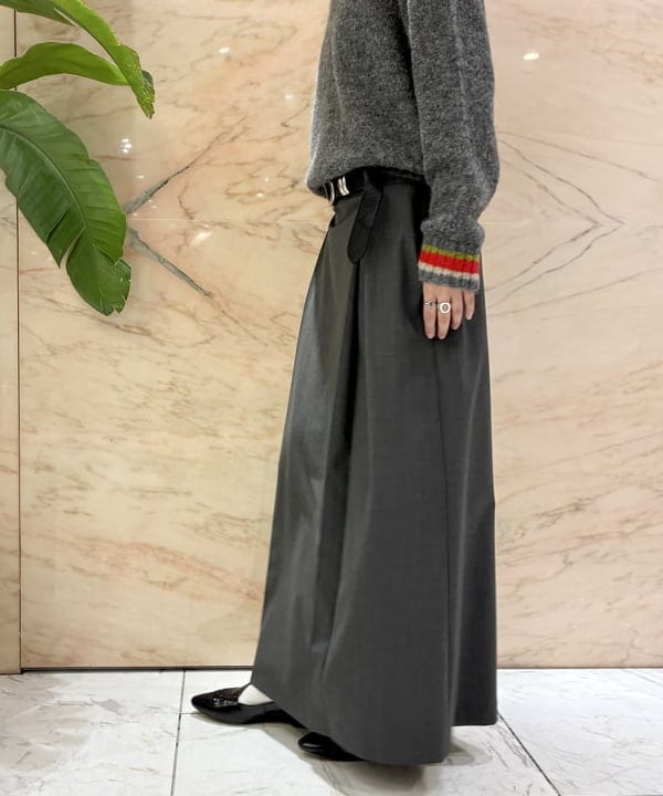 中丸　栞さんの「BEAMS WOMEN｜マニッシュ Iライン スカート .M」を使ったコーディネート