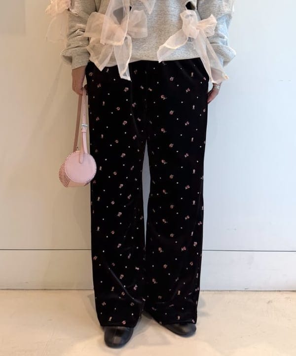松本 佳菜子さんの「BEAMS WOMEN｜刺繍 ベロア イージー パンツ」を使ったコーディネート
