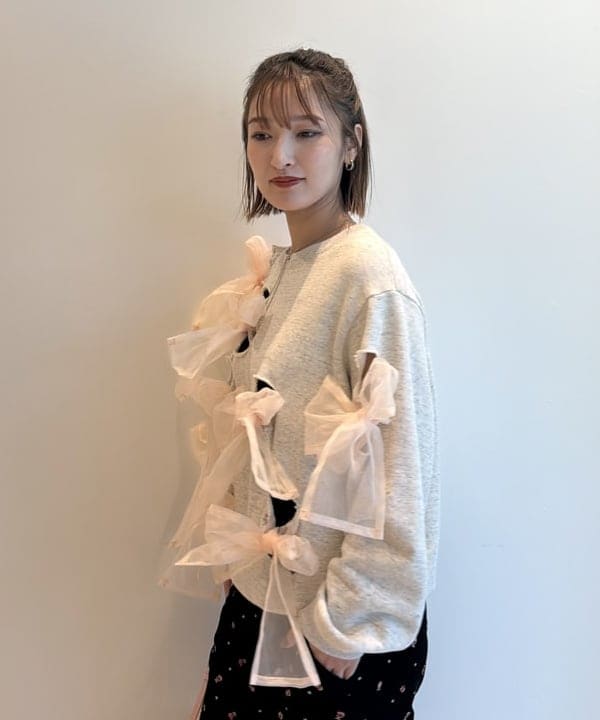松本 佳菜子さんの「BEAMS WOMEN｜刺繍 ベロア イージー パンツ」を使ったコーディネート