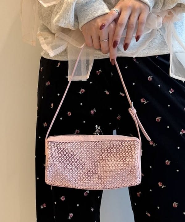 松本 佳菜子さんの「BEAMS WOMEN｜刺繍 ベロア イージー パンツ」を使ったコーディネート